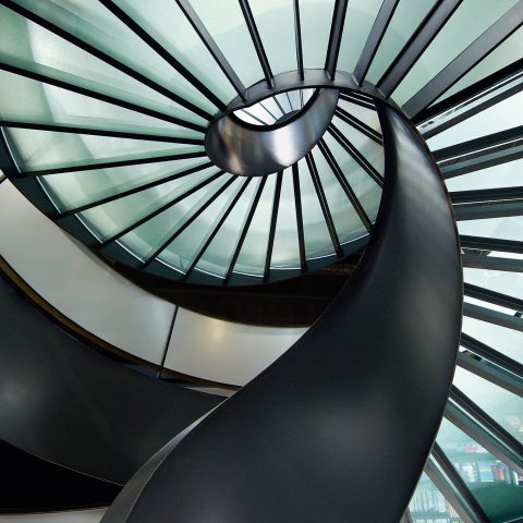 Wendeltreppe mit Glastritten und gebogenem Glasgeländer, Rössli Tor, Orell Füsslii, St. Gallen